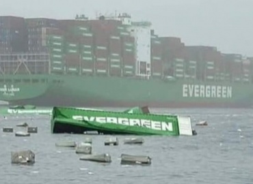 Tàu Evergreen mất thùng hàng, đóng cửa cảng Callao trong nhiều giờ